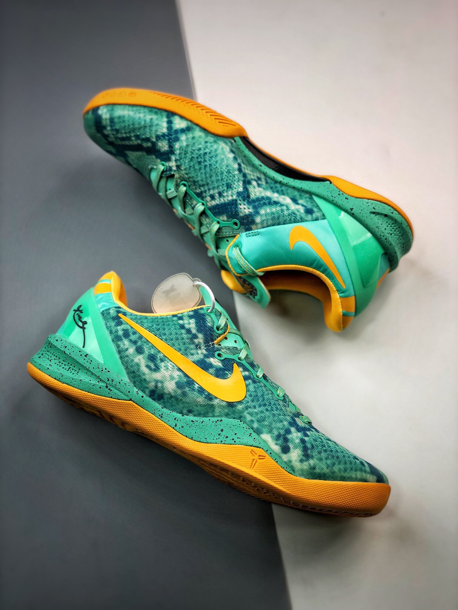 NIKE Kobe 8 green glow