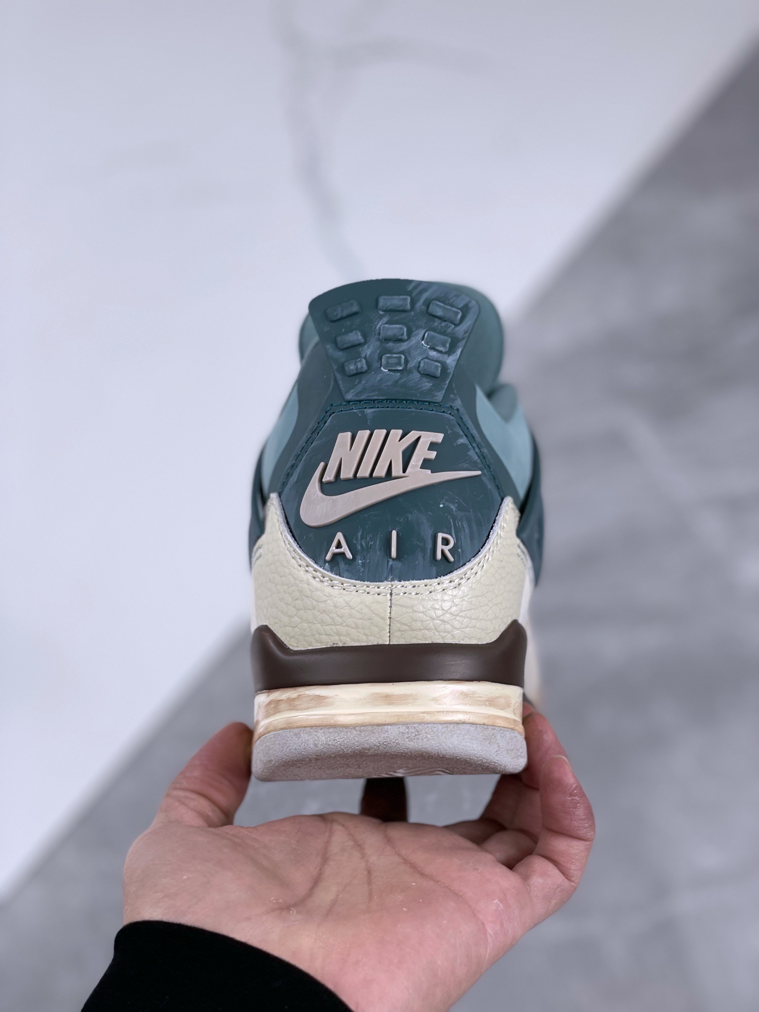 NIKE Air Jordan 4
