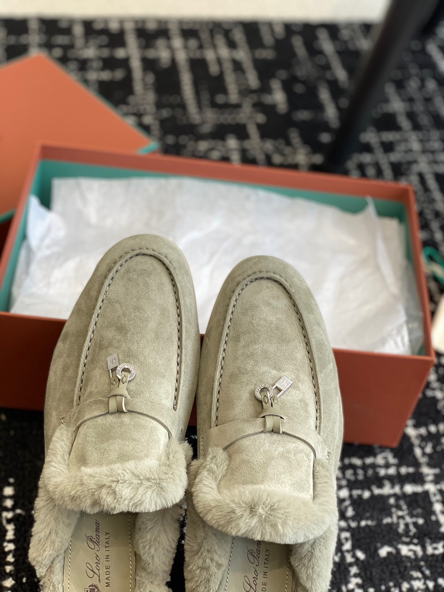 Women L*oro P*iana Top Loafer ()