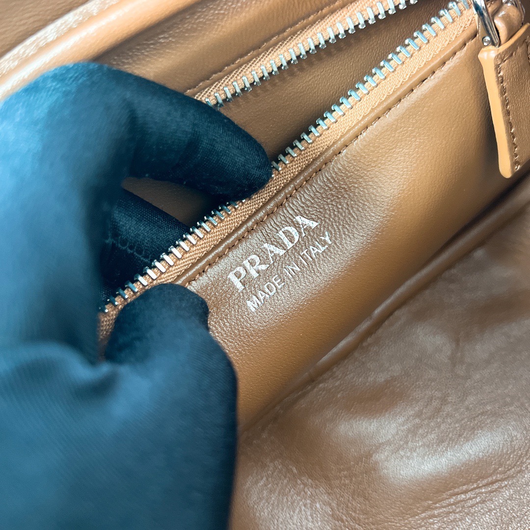 P*rada Bag Top Quality