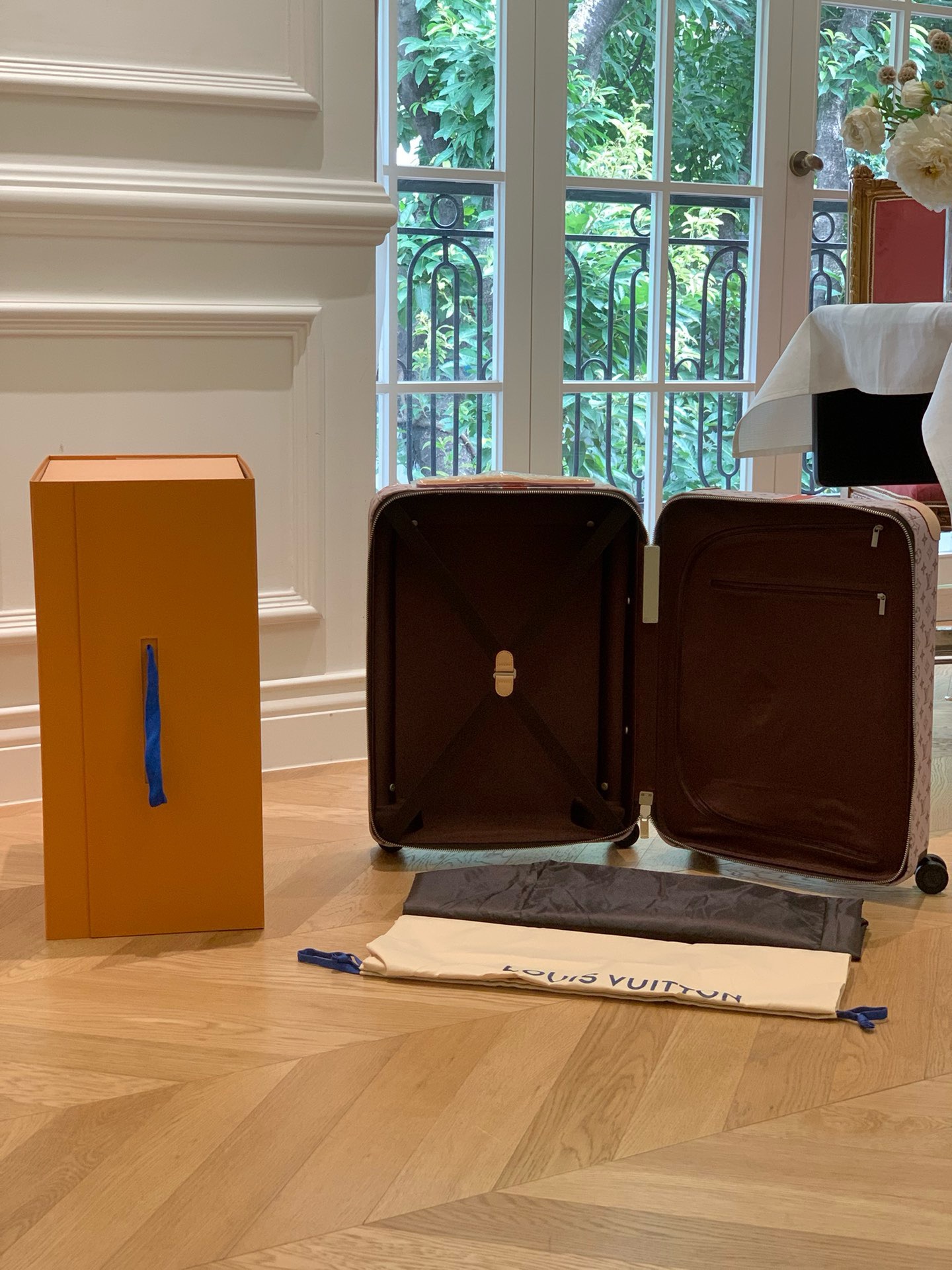 L*ouis V*uitton Luggage